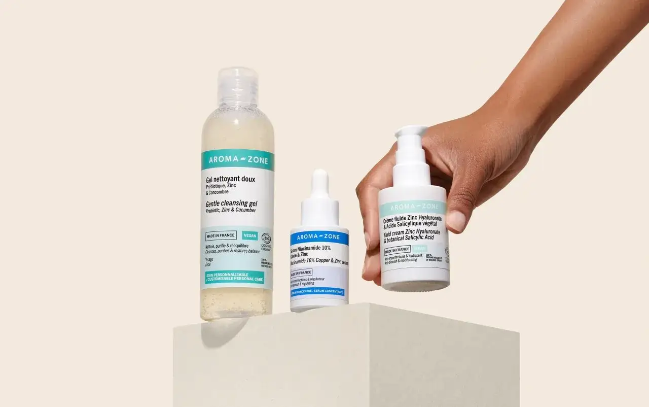 Trois produits Aroma-Zone : gel nettoyant, s&eacute;rum &agrave; la niacinamide et cr&egrave;me hydratante. La vitamine B3, pr&eacute;sente dans la niacinamide, offre de nombreux bienfaits pour la peau.
