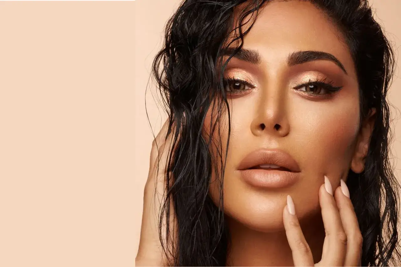 Un regard intense souligné par un trait d'eye liner discret, des lèvres pulpeuses et des cheveux mouillés.