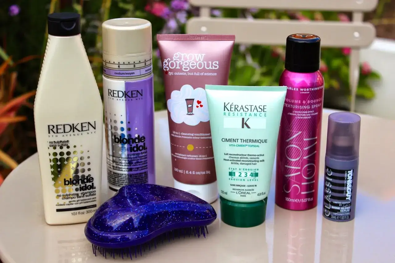 Routine de soins cheveux décolorés maison : shampoing, soin, spray texturisant, sérum.
