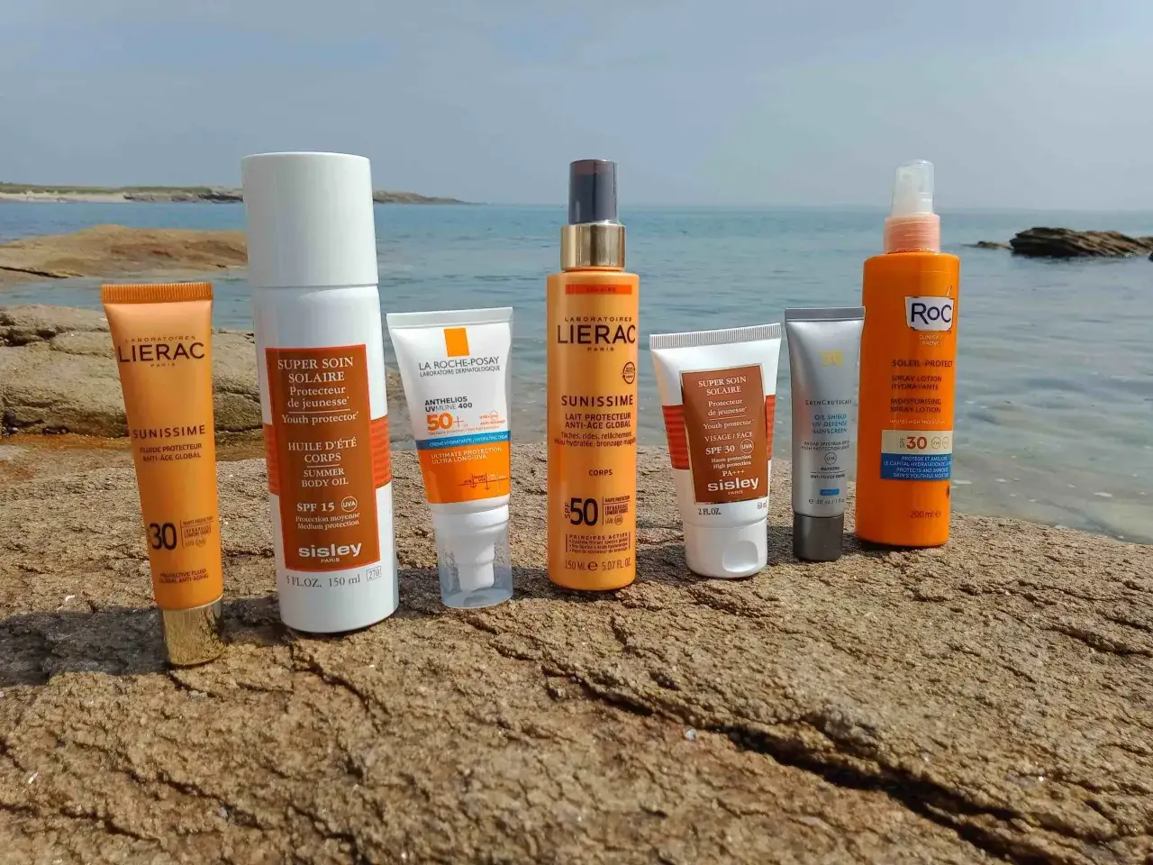 Des cr&egrave;mes solaires Lierac, Sisley, La Roche-Posay, Skinceuticals et Roc sur la plage. Elles servent &agrave; prot&eacute;ger la peau des rayons UV et &agrave; pr&eacute;venir le vieillissement cutan&eacute;.