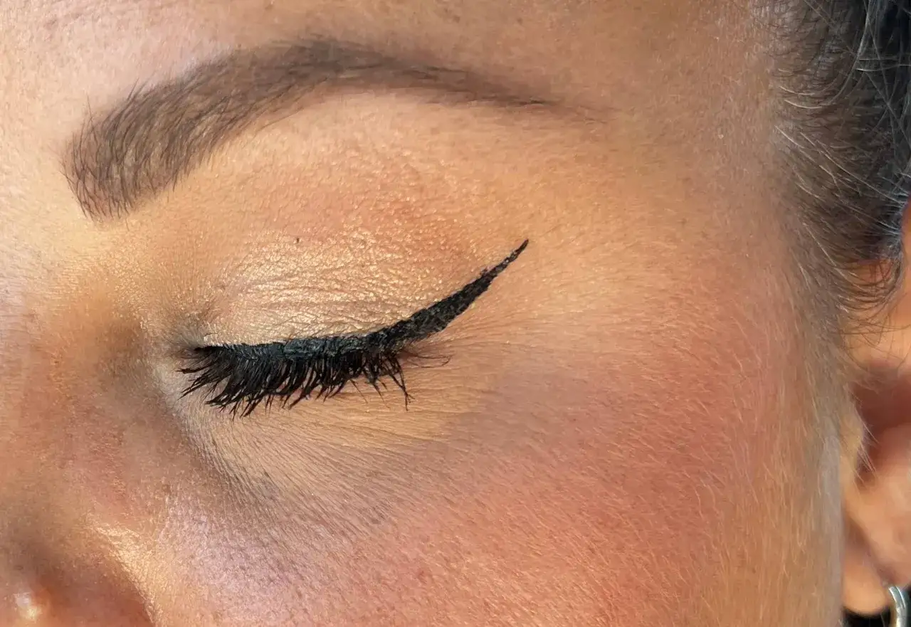 Un trait d'eyeliner noir précis, parfait pour un tuto eyeliner débutant. Le maquillage met en valeur le regard.