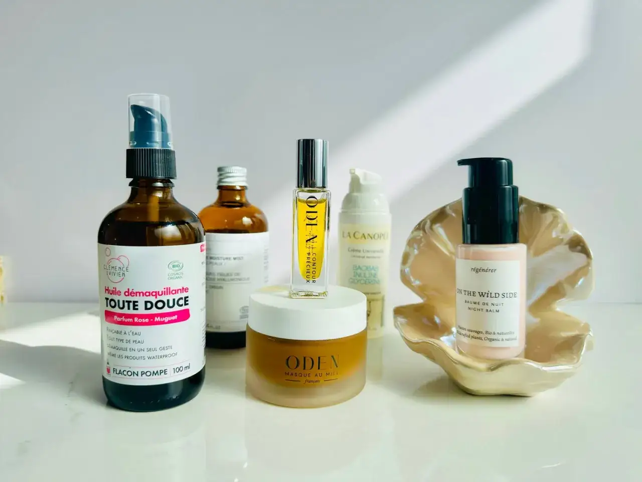 Collection de soins pour le visage, dont une huile d&eacute;maquillante, un baume de nuit et un masque. Id&eacute;al pour une peau qui p&egrave;le, ces produits naturels promettent douceur et r&eacute;g&eacute;n&eacute;ration.