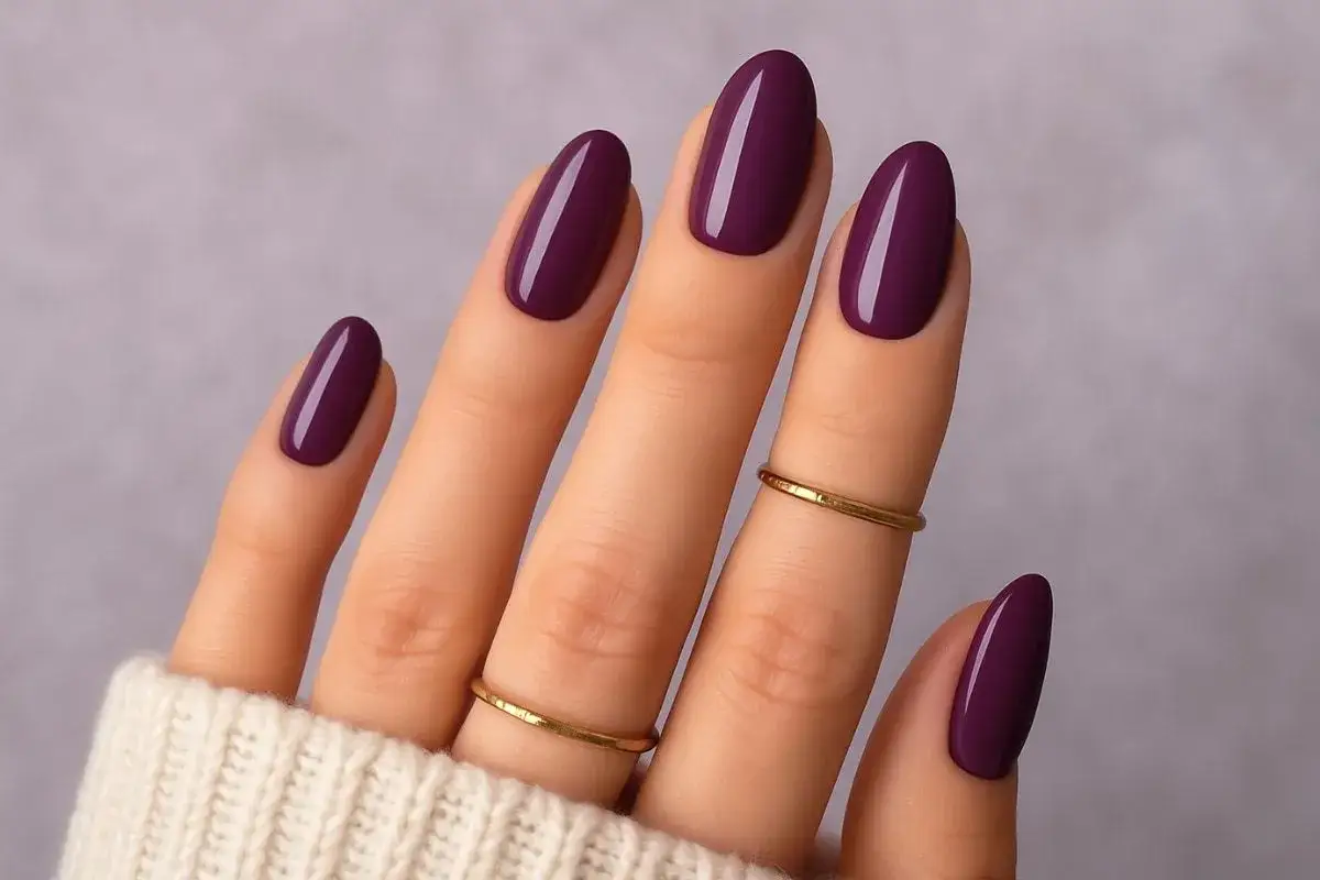 Une main aux ongles violets &eacute;l&eacute;gants, une parfaite id&eacute;e ongle violet pour un look sophistiqu&eacute;.